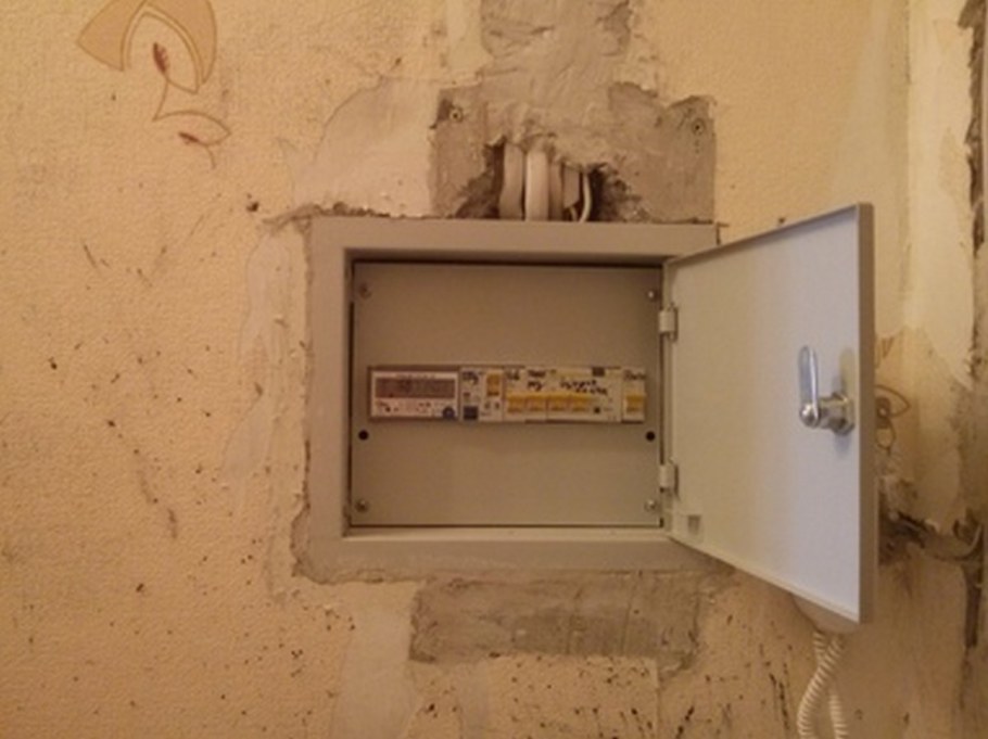 Монтаж электрощитка в стену