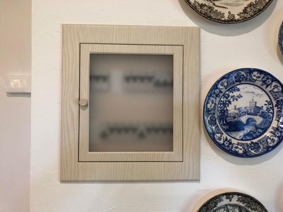 Щиток за картиной