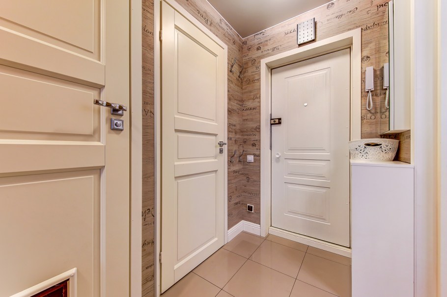 Щиток над дверью в прихожей