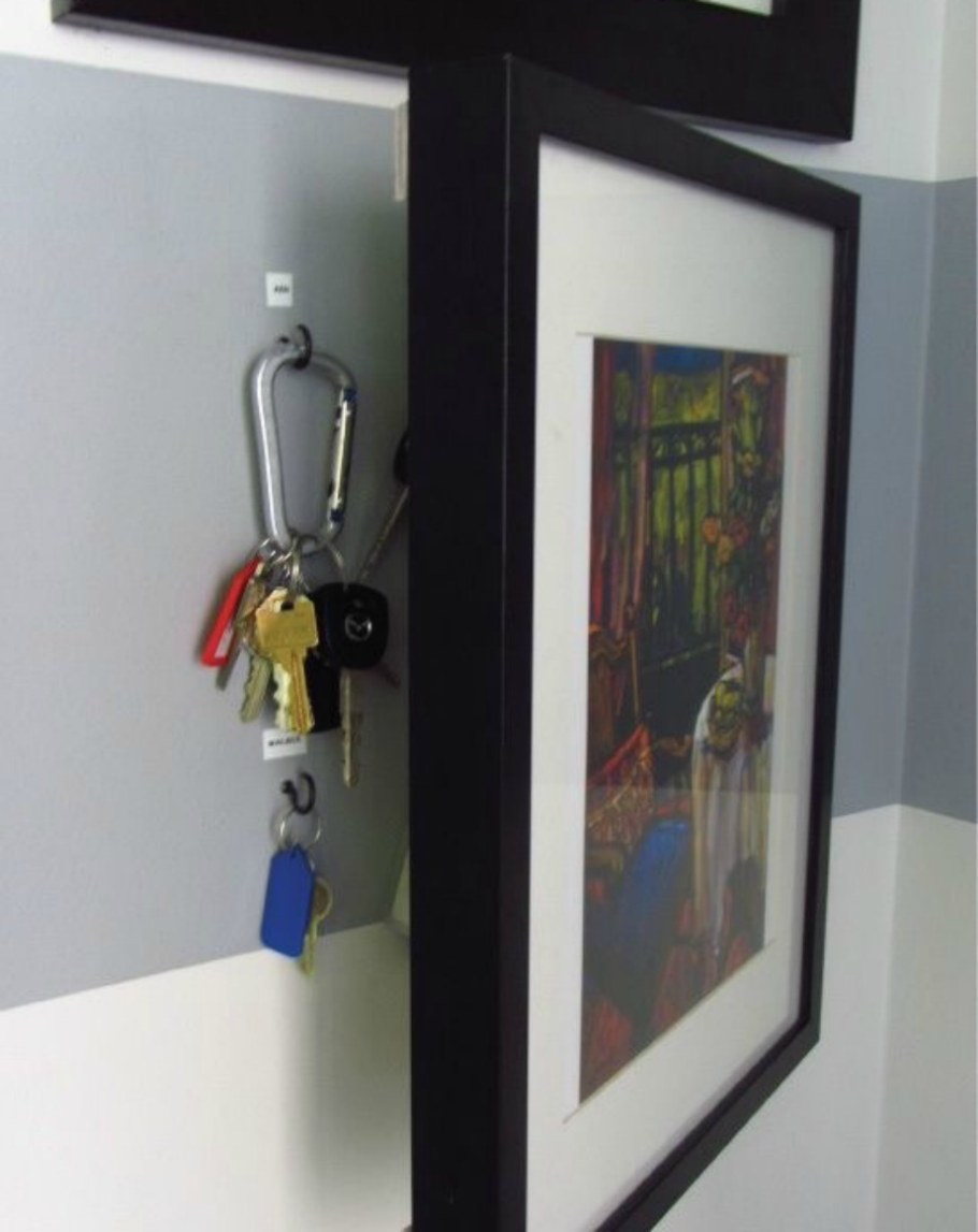 Декоративная рамка для электрического щитка