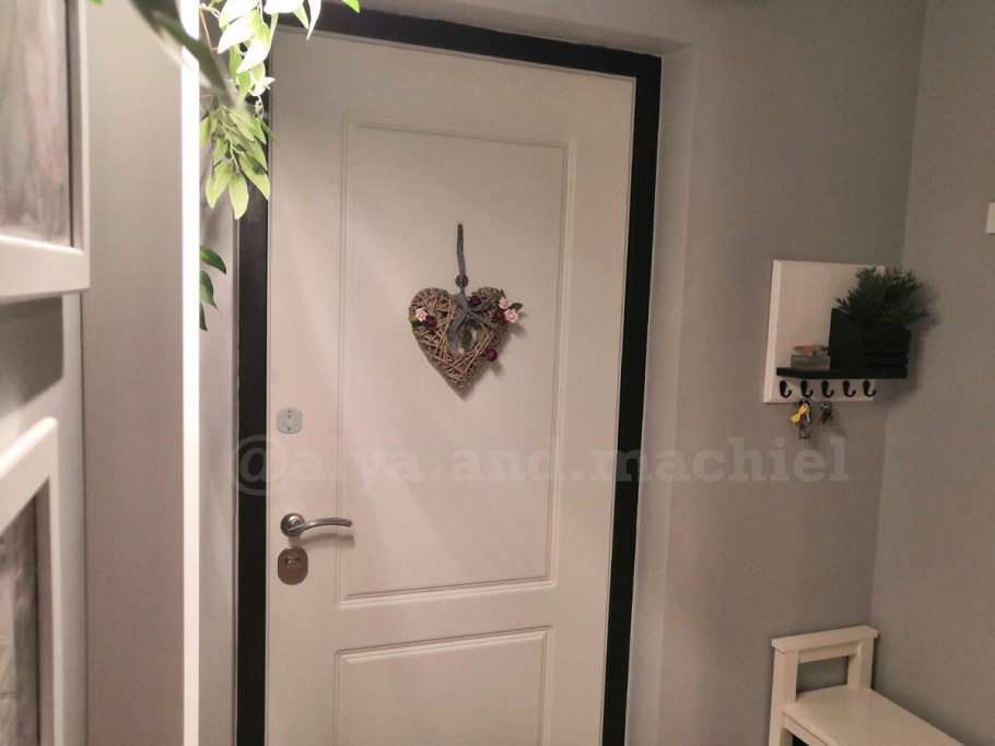 Маскируем электрощиток в прихожей