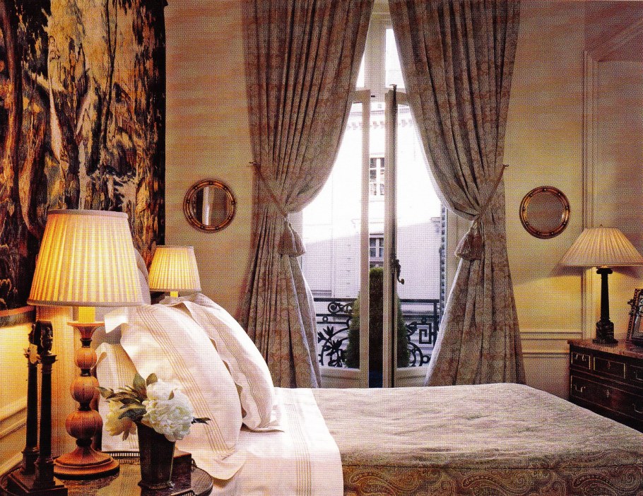 Шторы в спальню золотые и коричневые