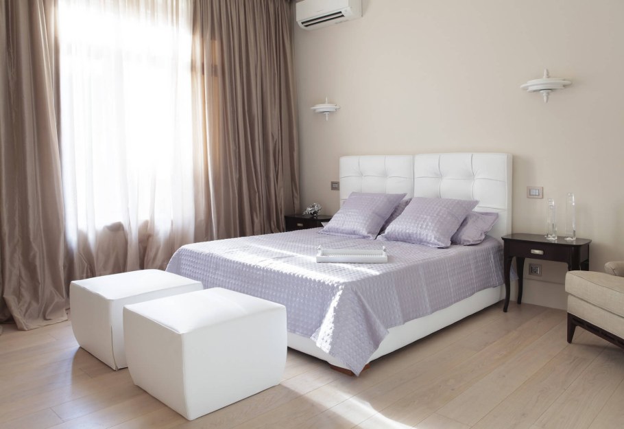 Шторы цвета кофе с молоком в спальне