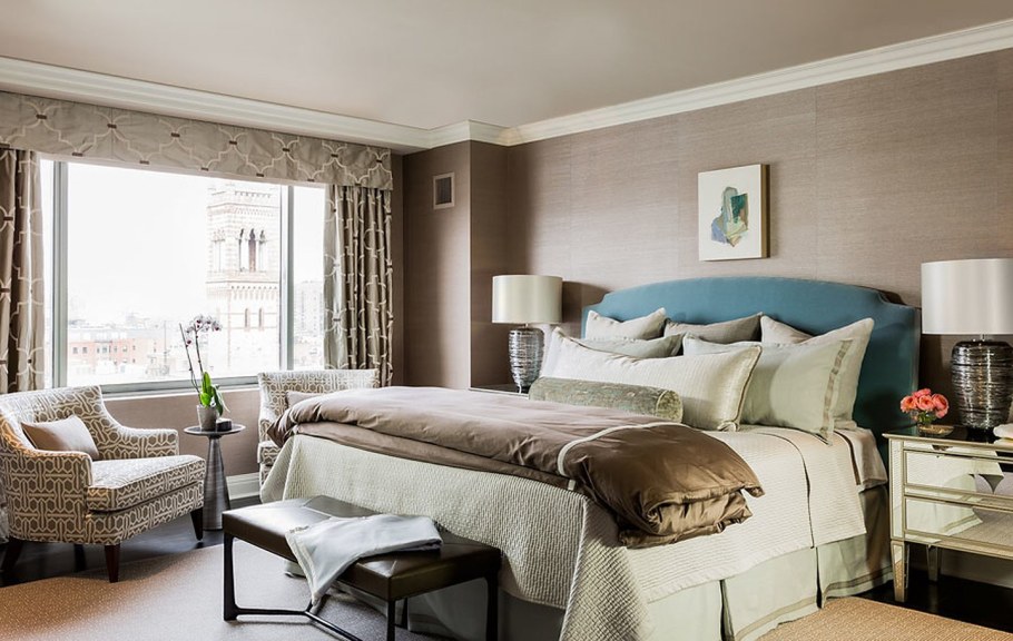 Однотонные бежевые обои в интерьере