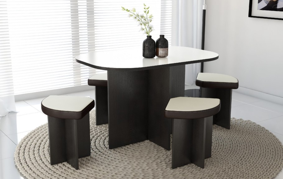 Круглый стол с табуретками