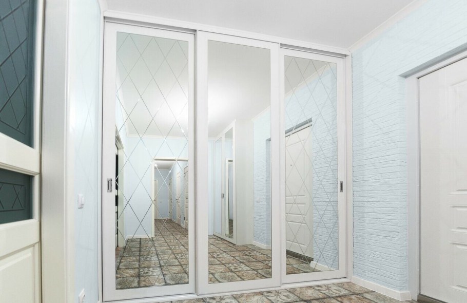 Белый шкаф купе с зеркалом в прихожую