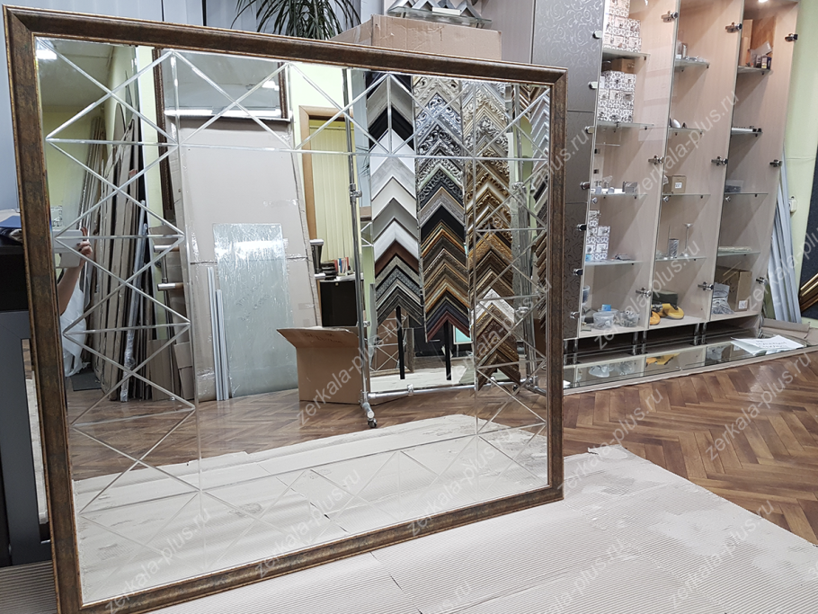 Зеркальное панно в багете