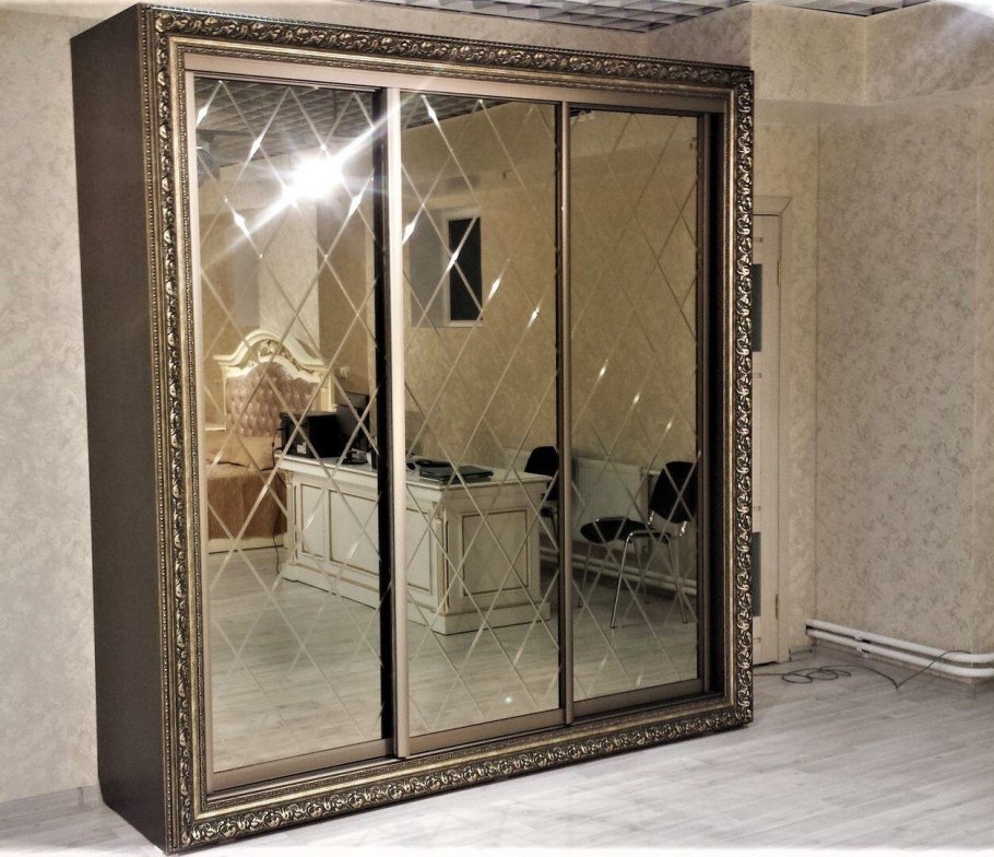 Шкаф-купе с зеркалом с гравировкой