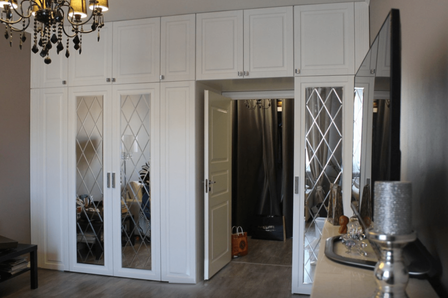 Шкаф вокруг двери в гостиной