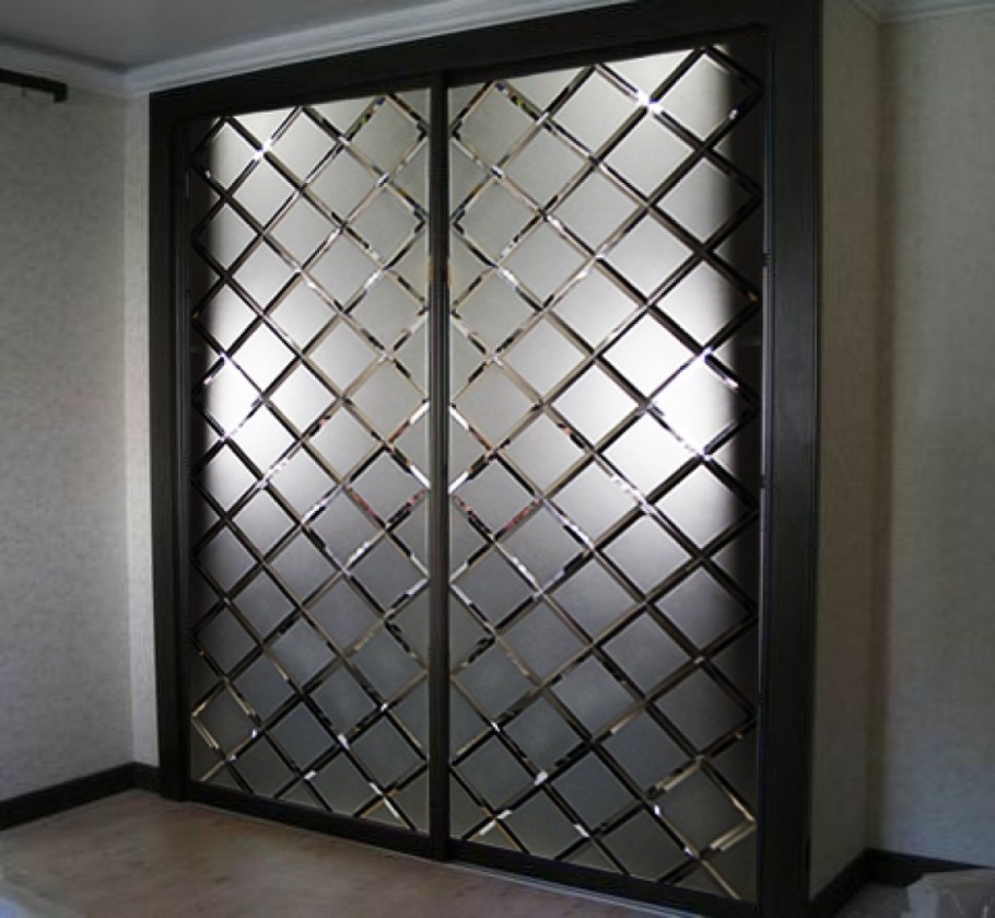 Алмазная гравировка на зеркале ромбы