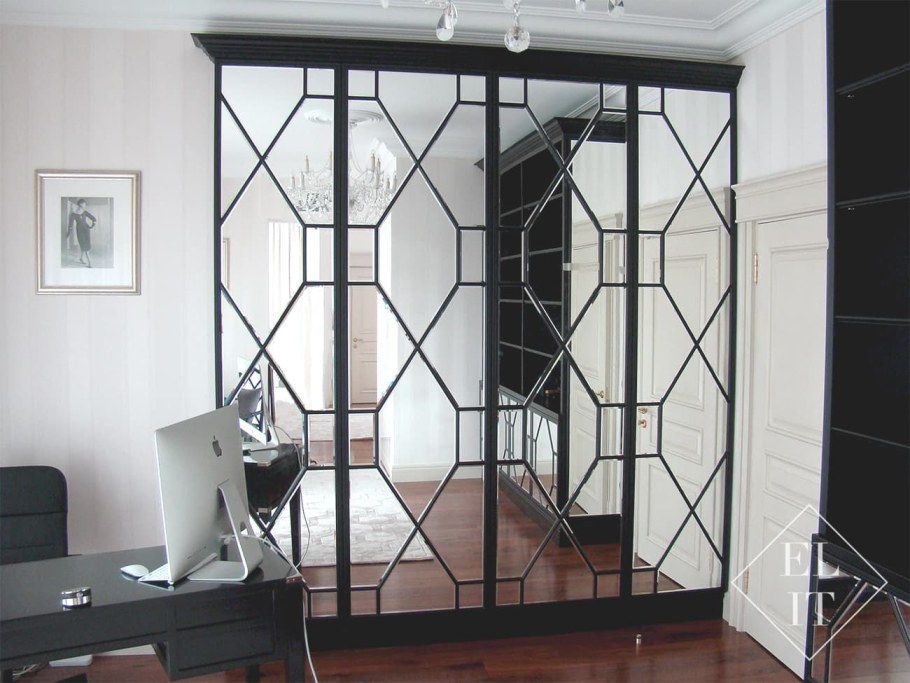 Двери зеркальные ромбами распашные для гардеробной