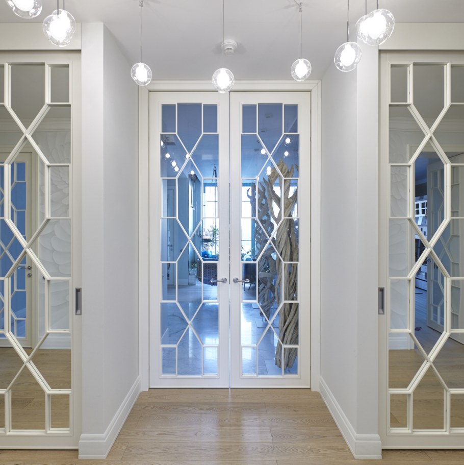 Двери с раскладкой на стекле