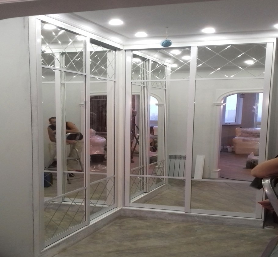 Гравировка на зеркале шкафа