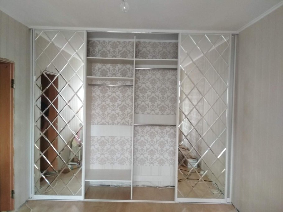 Встроенный шкаф с зеркалом с фацетом