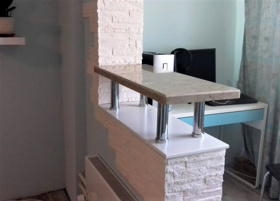 Барная стойка в проеме балкона