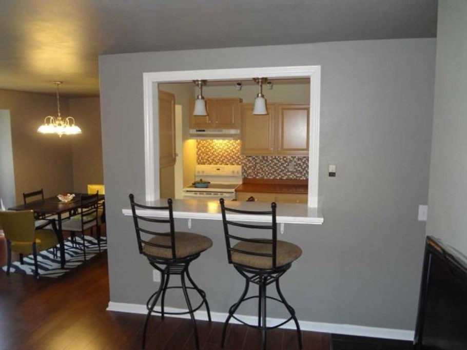 Барная стойка в оконном проеме