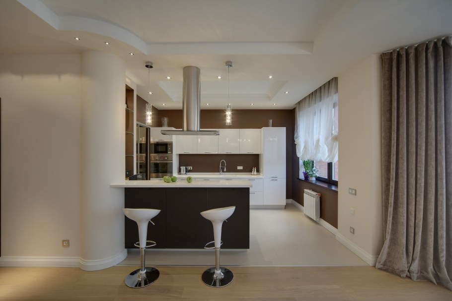 Потолок на кухне с барной стойкой