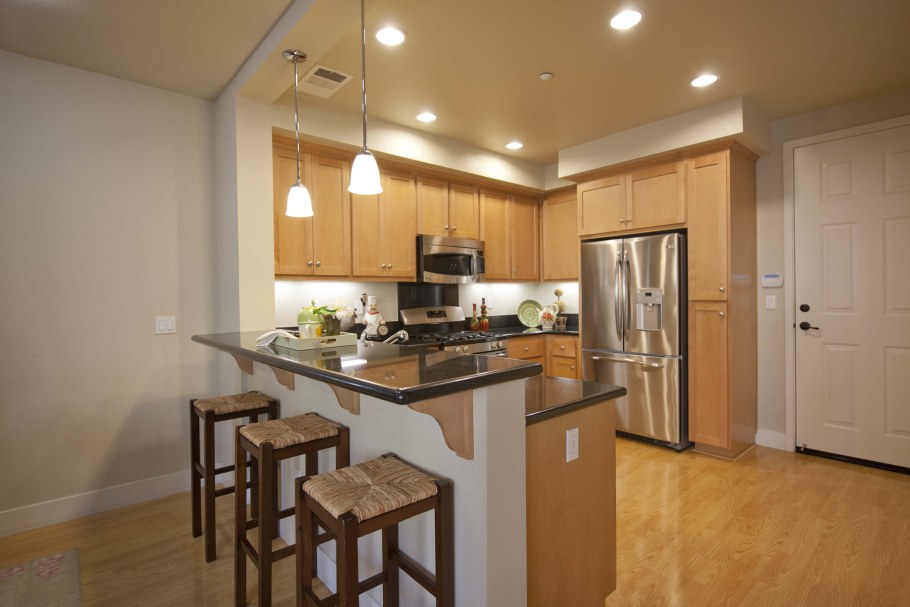 Барная стойка из гипсокартона на кухне