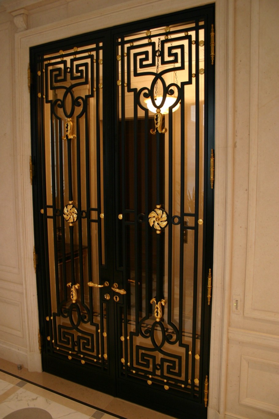 Кованная решетка на дверь