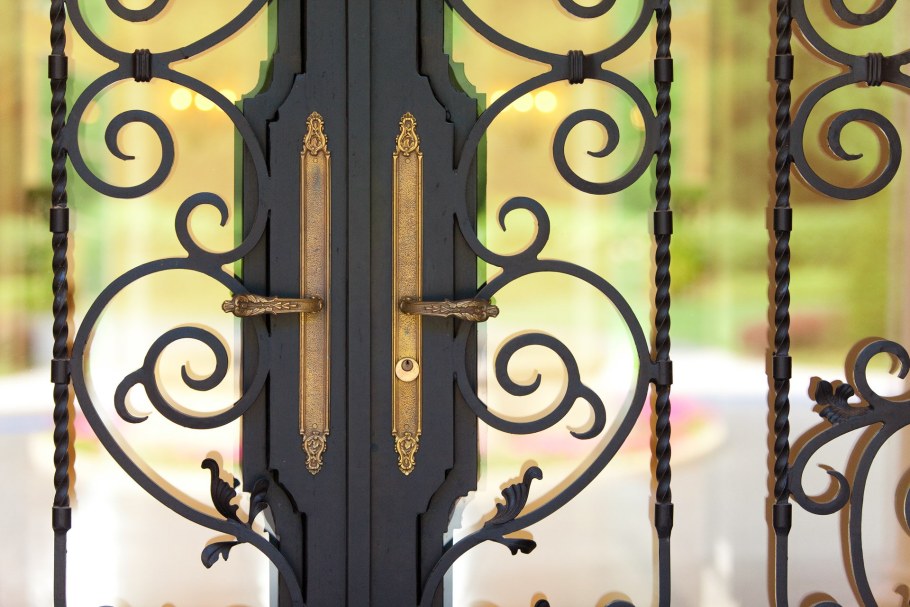 Ковка на металлической двери