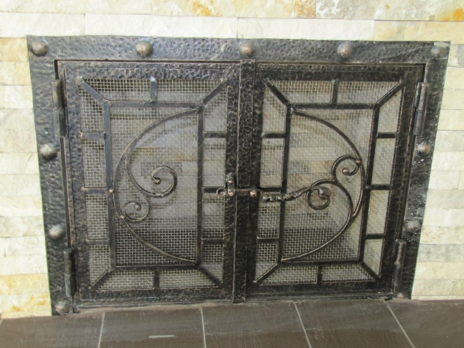 Кованые дверцы для камина