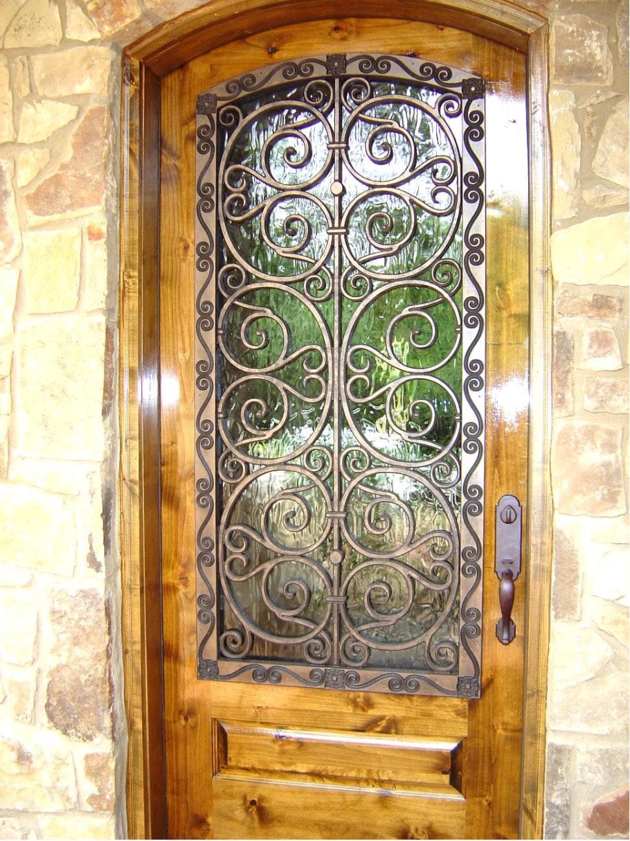 Деревянные двери с ковкой
