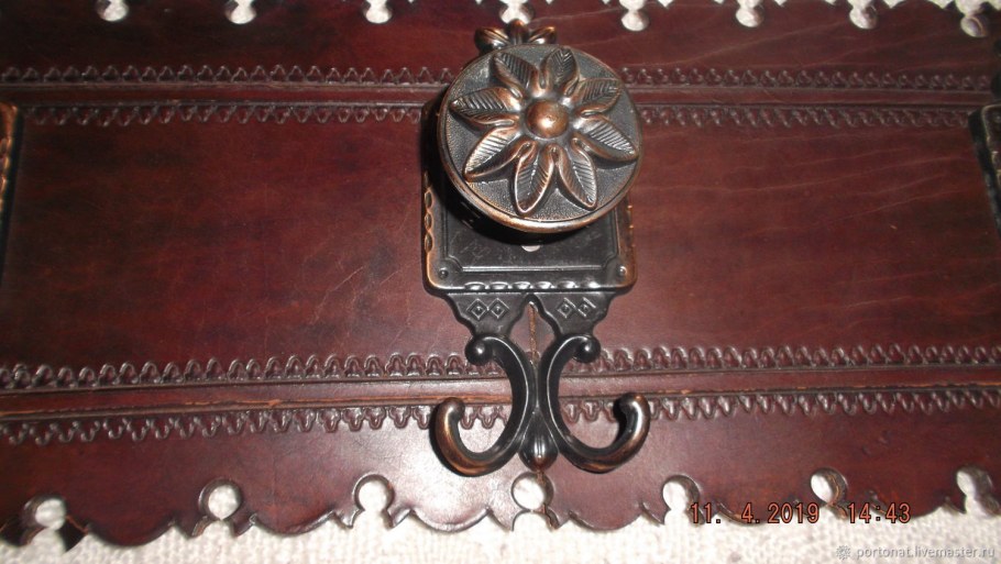 Антикварная вешалка в прихожую