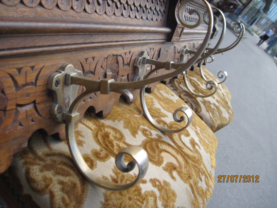 Вешалка для одежды в стиле Барокко