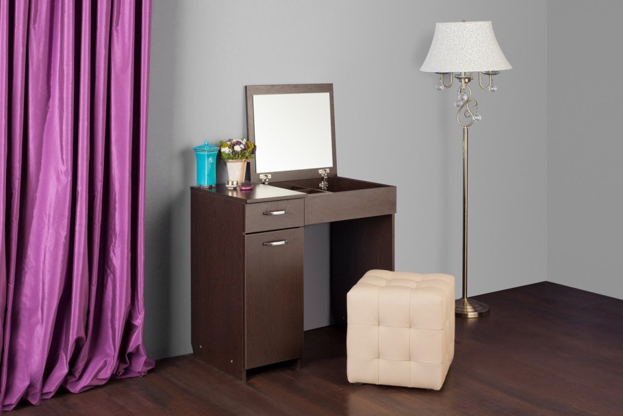 Туалетный столик с зеркалом