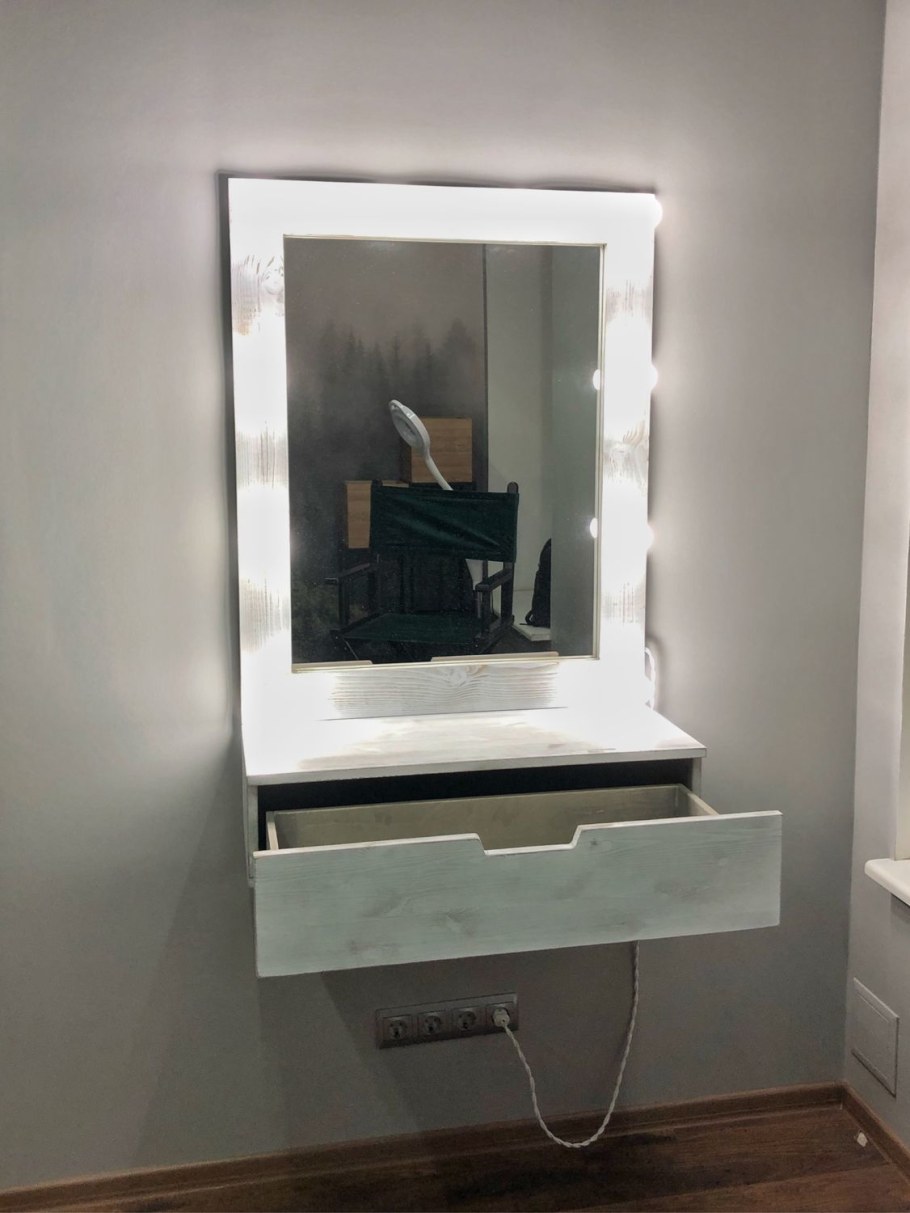 Зеркало гримёрное 80х80 с ящиком