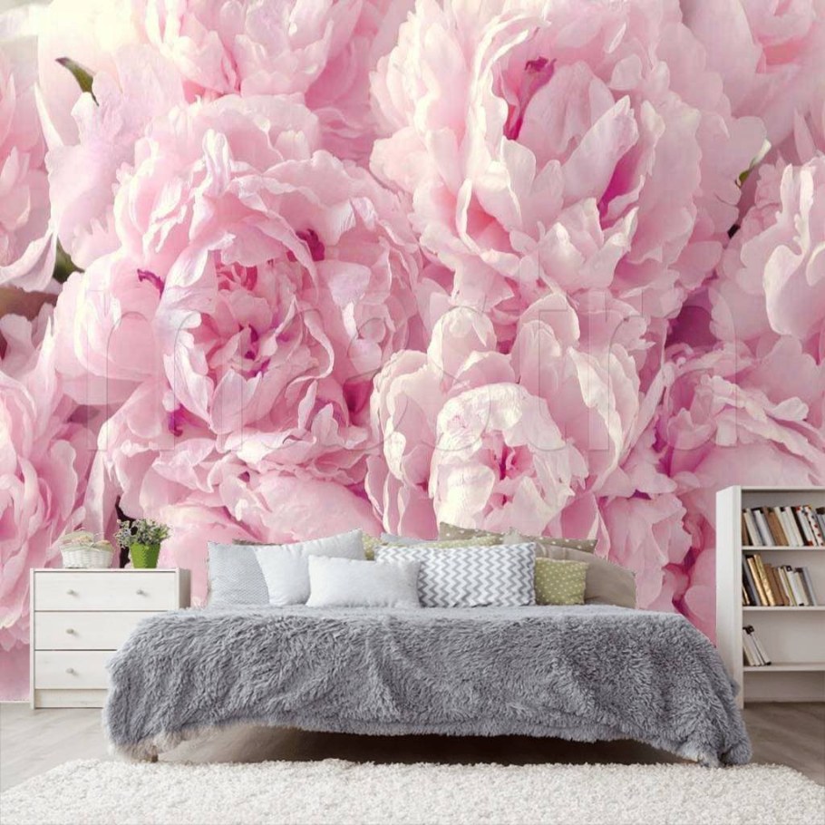Спальня с пионами на стенах