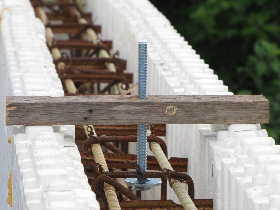 Опалубка армопояса на шпильках