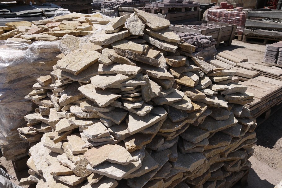 Плоский камень с карьера