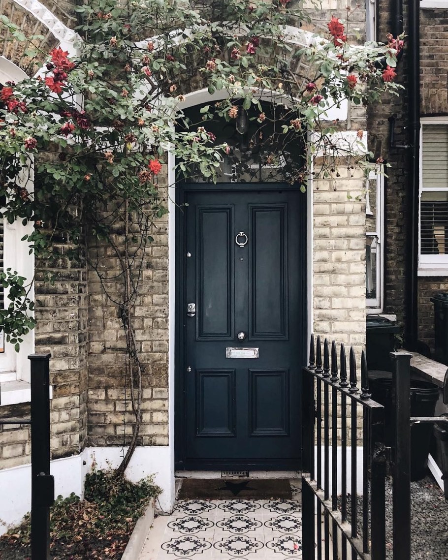 Яркая входная дверь в дом