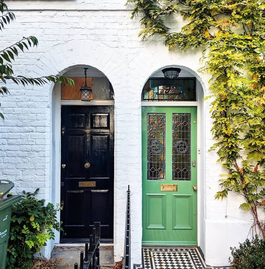 Розовая входная дверь