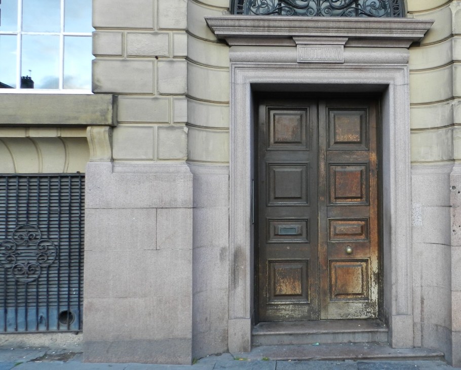 Разноцветные входные двери