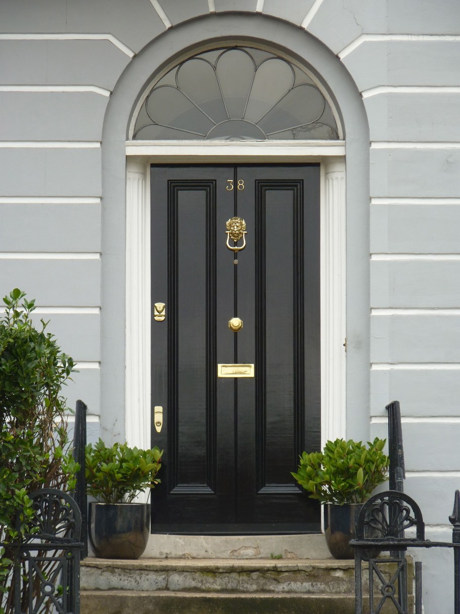 Входная дверь в салон красоты