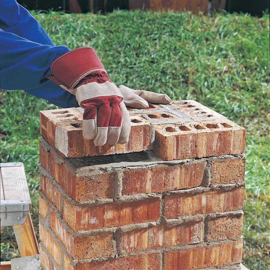 Выложить столбики из кирпича