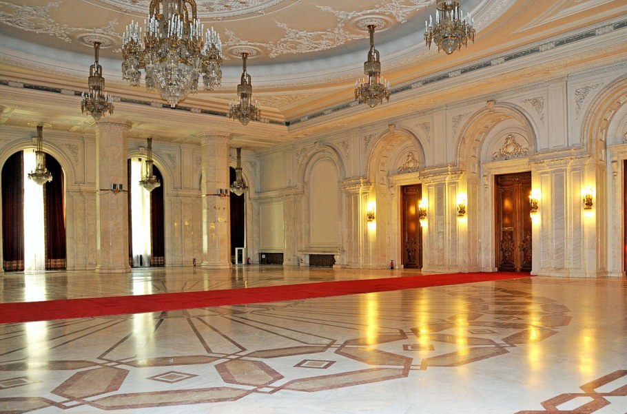 Дворец Чаушеску в Бухаресте внутри
