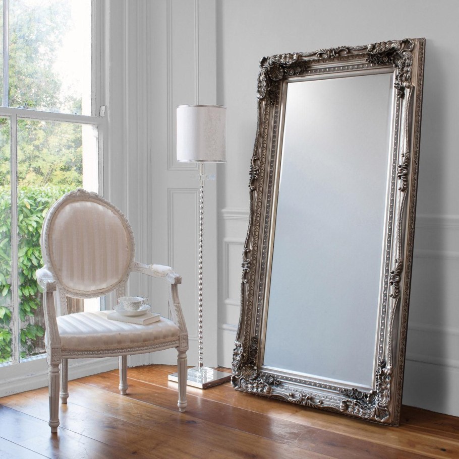 Напольное зеркало в раме