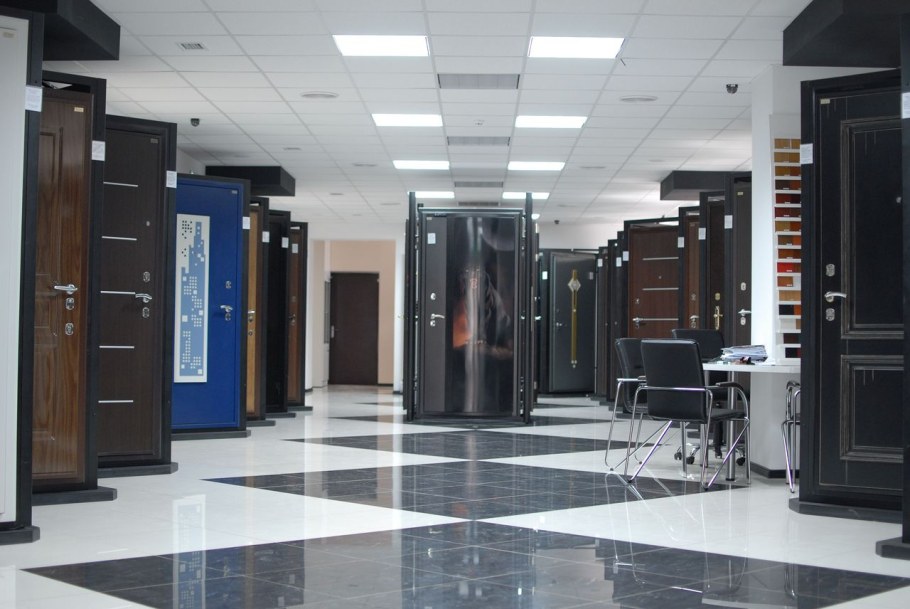 Выставочный зал входных дверей