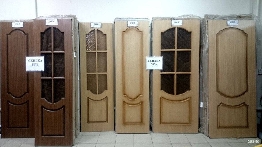 Двери в магазине стройматериалов