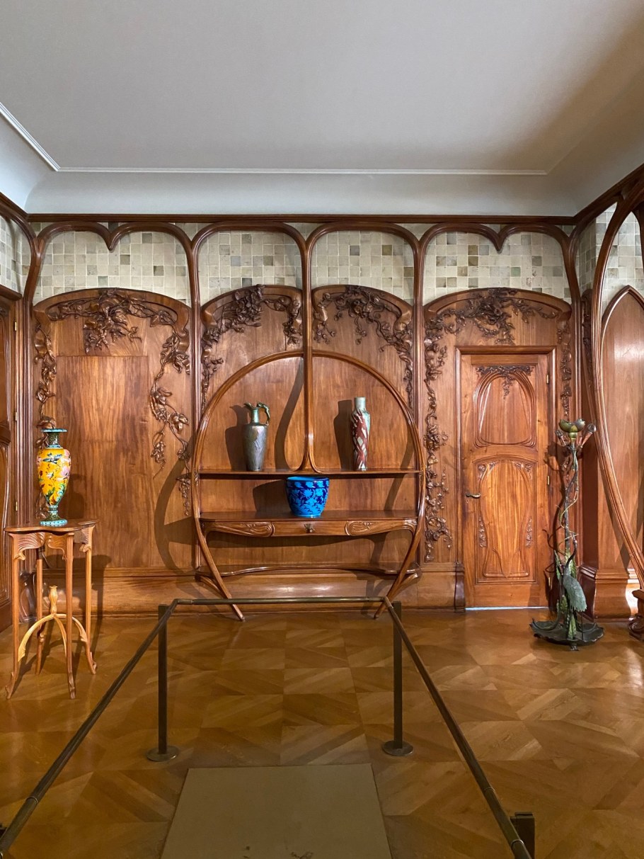 Шкаф арт нуво дуб