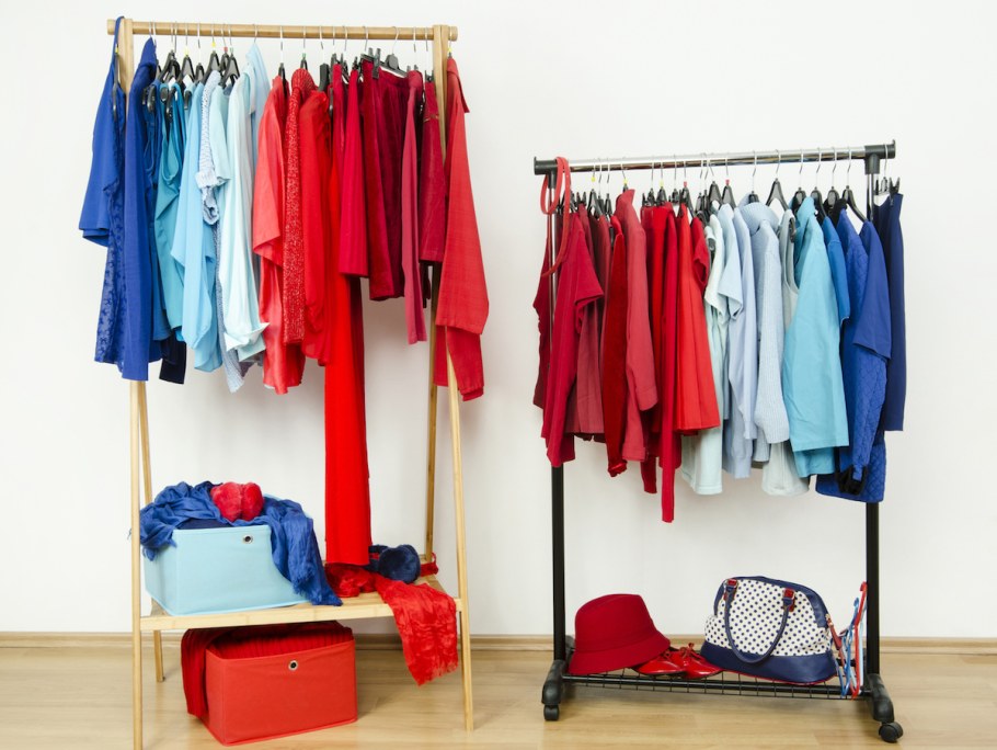 Вешалка с синей одеждой