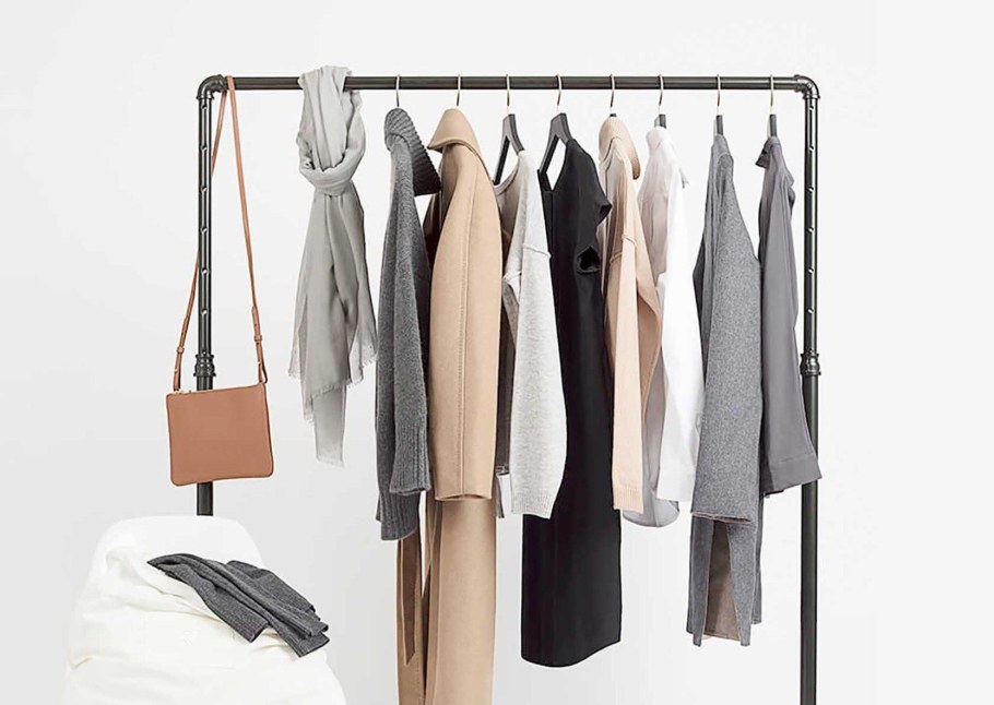 Одежда висит на вешалке