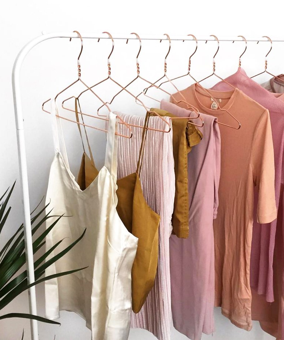 Вещи на вешалке