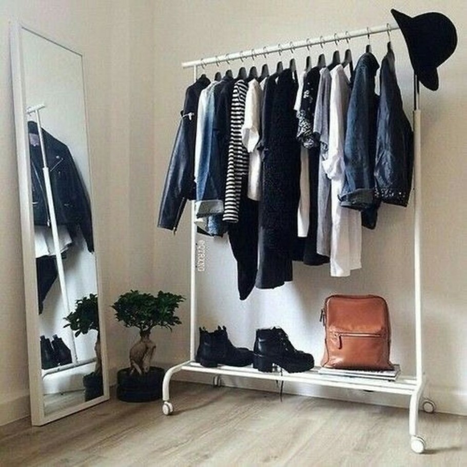 Одежда на стене в комнате