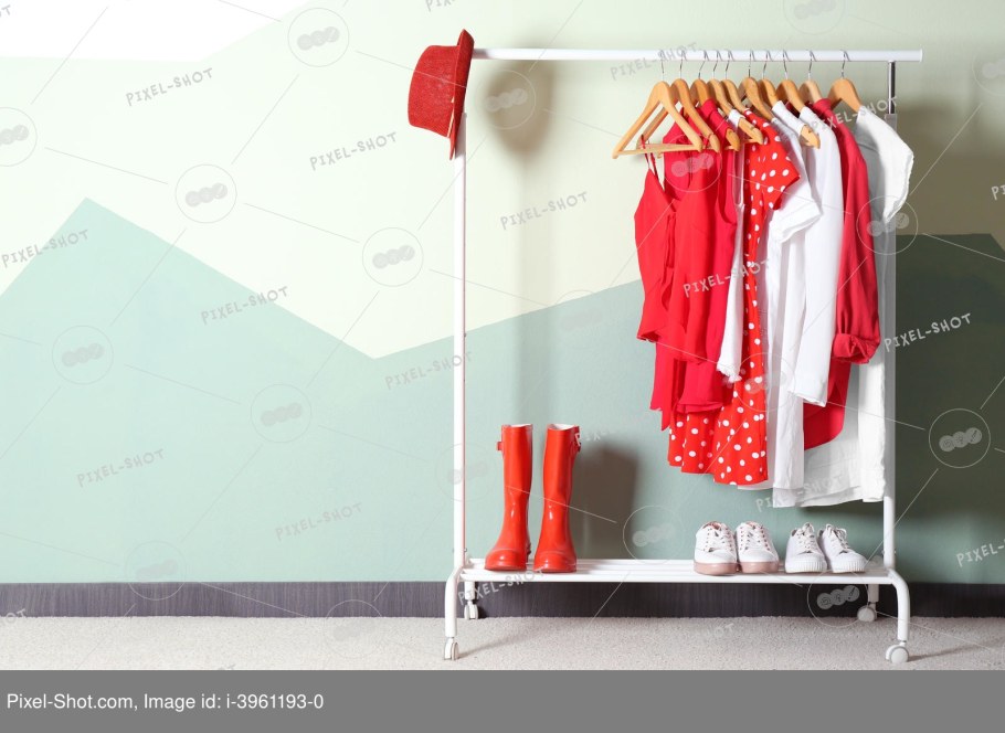 Одежда висит на вешалке