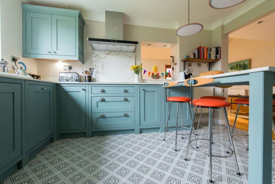 Кухня с серым полом