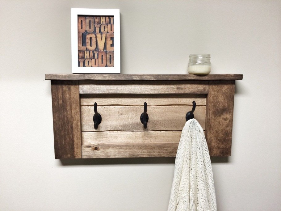 Вешалка в прихожей в стиле рустик